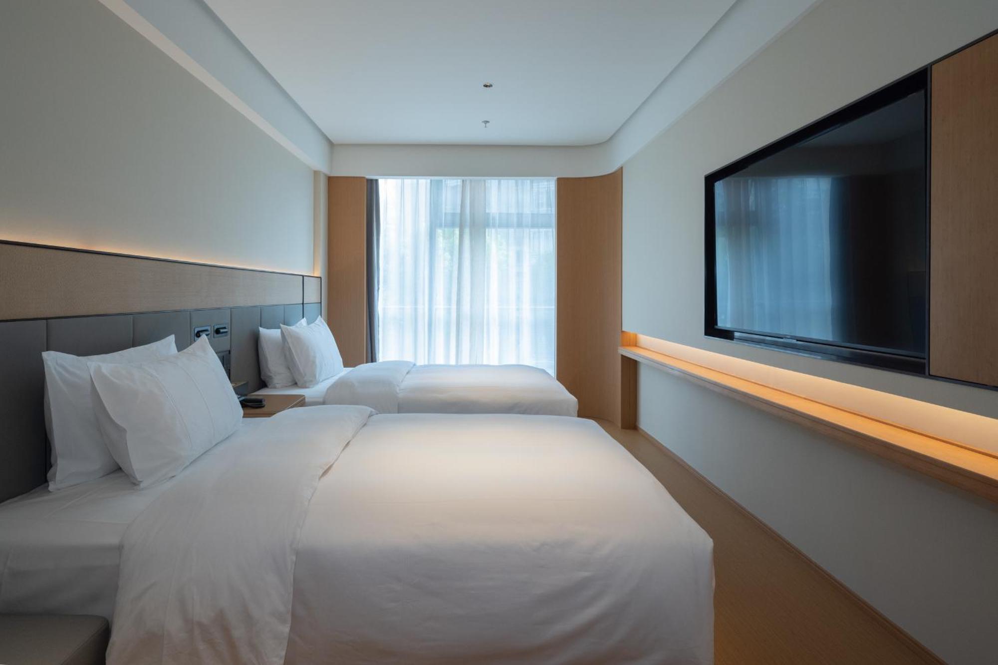 Ji World Expo Xueye Road Hotel 3*